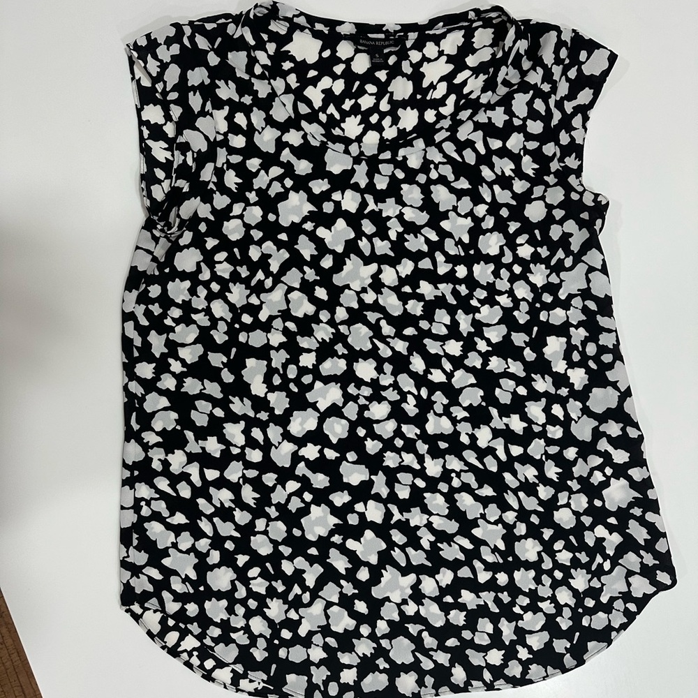 Banana Republic Black and White Cloud Print Women's Top